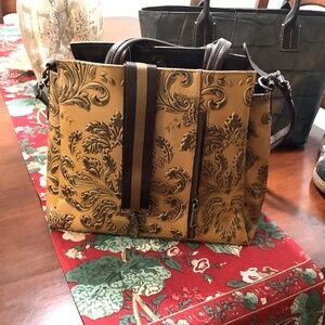 L’Artiste “Eyecatcher” Leather Tote NWOT